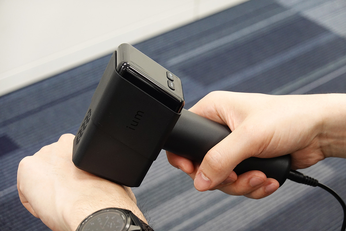 男性向けの光美容器「スピードショット IUM-SS-K」