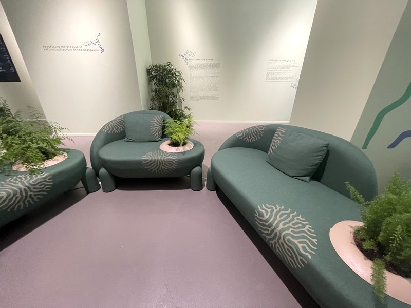 リコーのテーマは「SOUL and SOIL(魂と土壌)」。入ってすぐのところには、センサーが内蔵された複数人掛けのソファが用意されていた