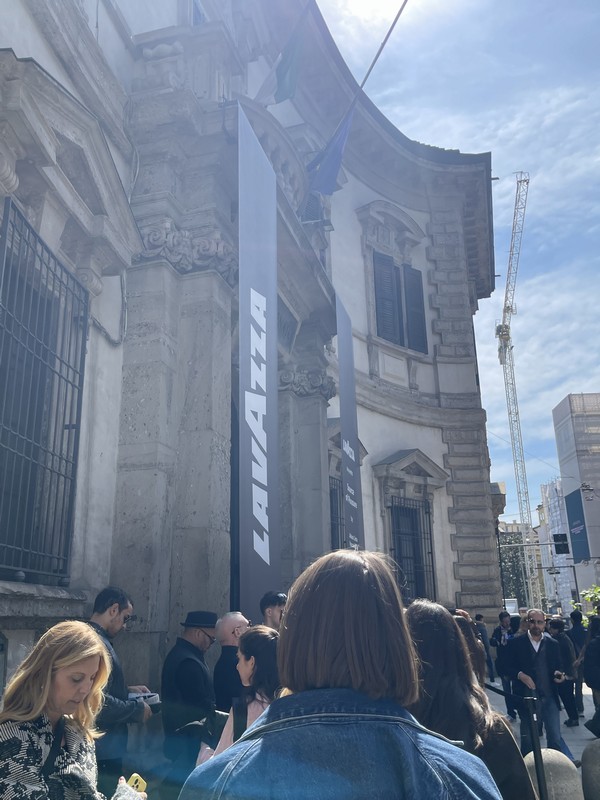 Palazzo del Senatoで開催されたラバッツアの展示には長い行列が