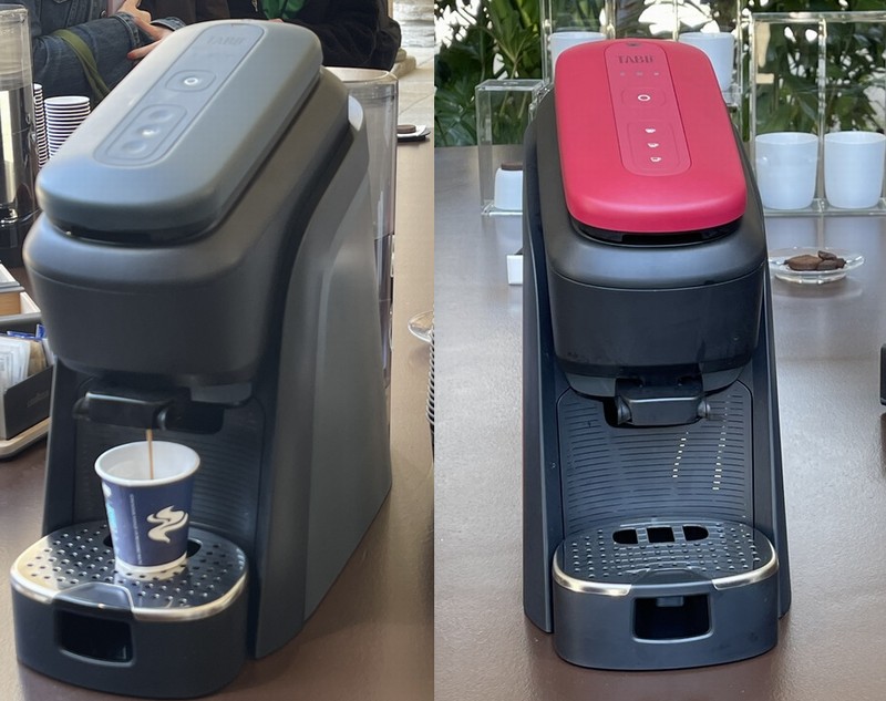 カラーはブラウンのほかに、ブラックやレッドもお披露目されていた