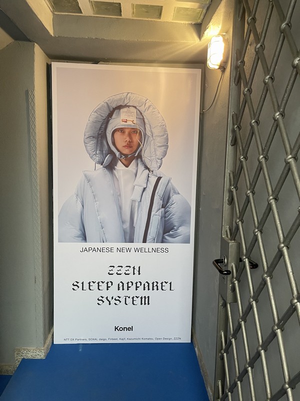 階段を降りていくと「ZZZN SLEEP APPAREL SYSTEM」の印象的なポスターが
