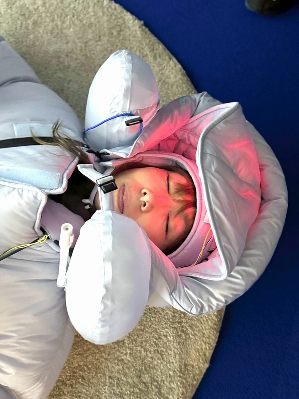 ヘッドピースに組み込まれたヘッドフォンから、入眠しやすい周波数帯域の2種類の音楽が流れ、入眠時に最適な夕焼けの色に近い赤色灯照明が採用されている