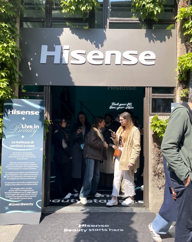 入り口に緑が多く、入りやすい雰囲気のハイセンスの入り口