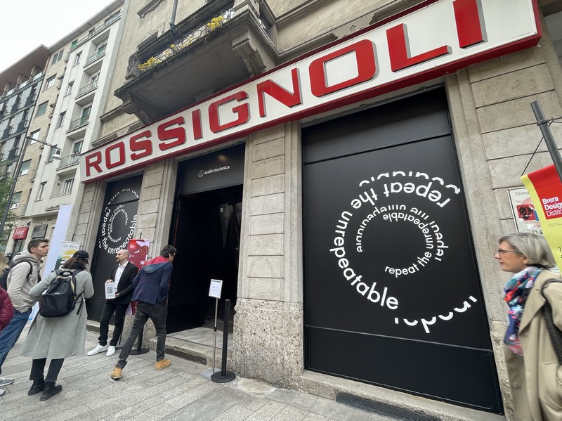 オーディオテクニカの入り口。ターンテーブルを象ったマークが印象的だった