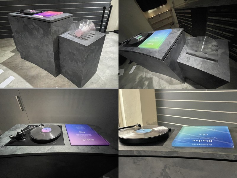 4つのターンテーブルを会場の4カ所に配し、それぞれリズム、メロディック、アンビエント、コードと異なる音楽を流していた。4台の音が合わさり、二度と再現できない響きと空間を作る