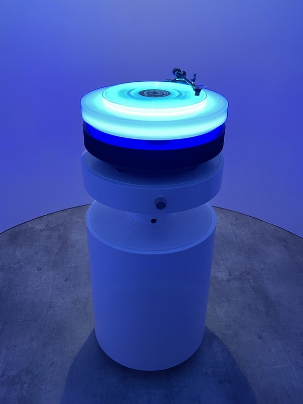 会場の中央部を囲って置かれていたのが2025年8月に発売を予定しているAll-In-One Turntable 「Hotaru」