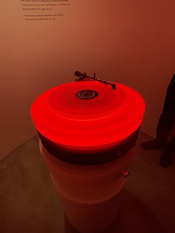 選んだ音楽と、20種類のカラーパレットから生まれる光が反応して様々な色に変化していく