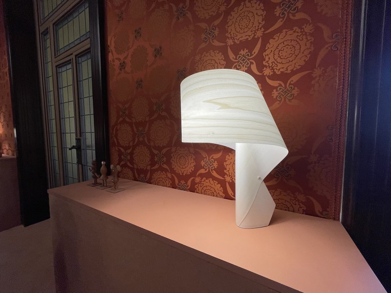 まるで経木を思わせる木を使ったランプ