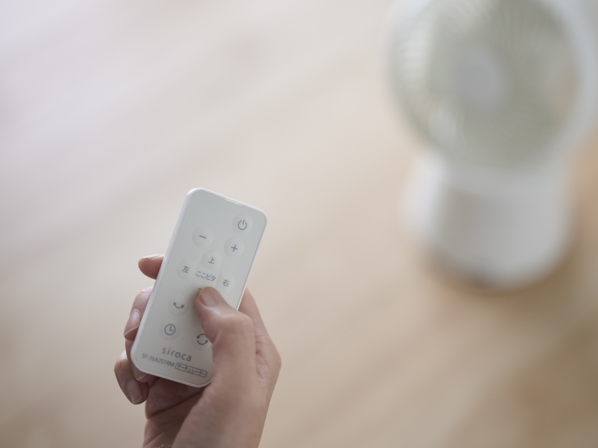 広範囲な首振り機能と「ここピタ」で、好みの風向に調節できる