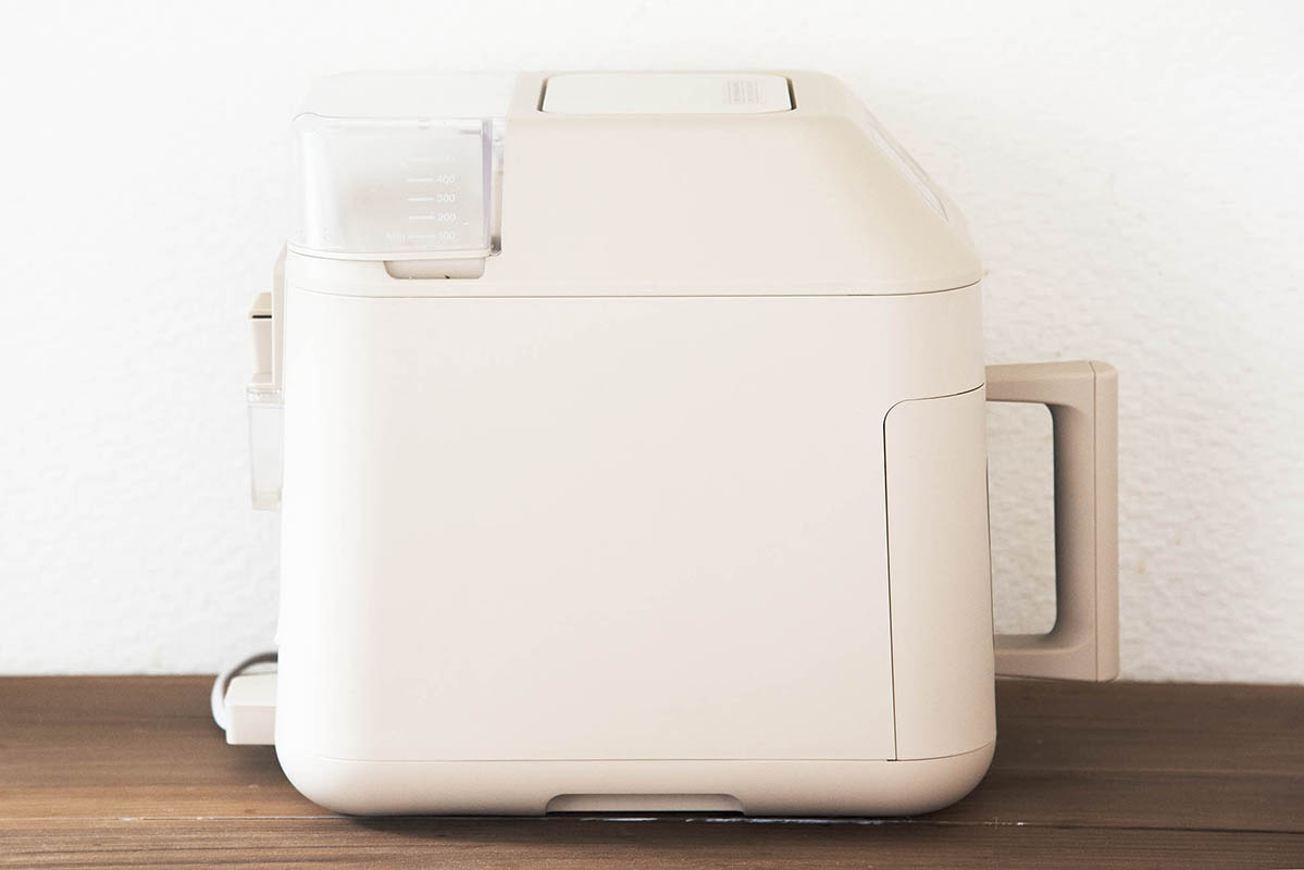 奥行きも37cmとコンパクト。上部背面にはスチーム用の水を入れるタンクがあります