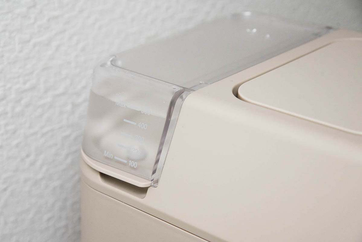 背面のタンクを外し、水を入れてから本体に再び取り付けます