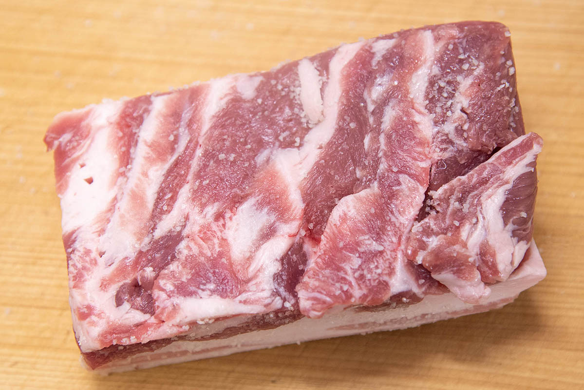 豚バラ肉の塊にフォークで穴をあけて、塩をすり込みます