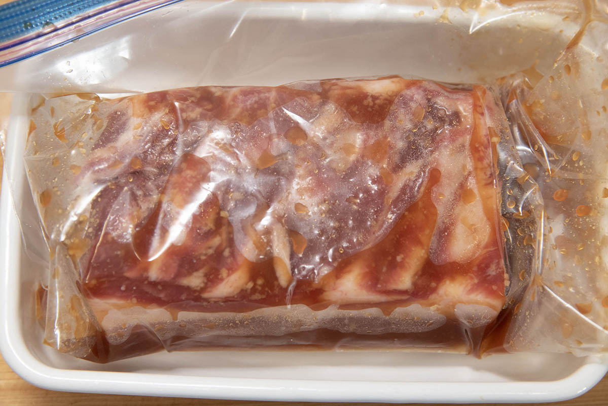 密閉保存袋に肉と調味料を入れて、よく揉み込み、冷蔵庫で3時間以上寝かせます