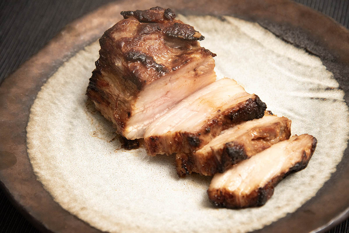 肉を寝かせた後にカットして皿に盛り付けてみました