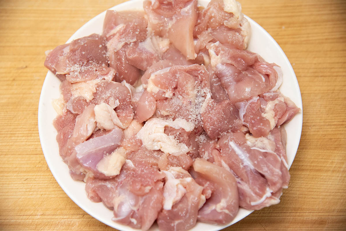 一口大に切った鶏もも肉に塩で下味をつけます