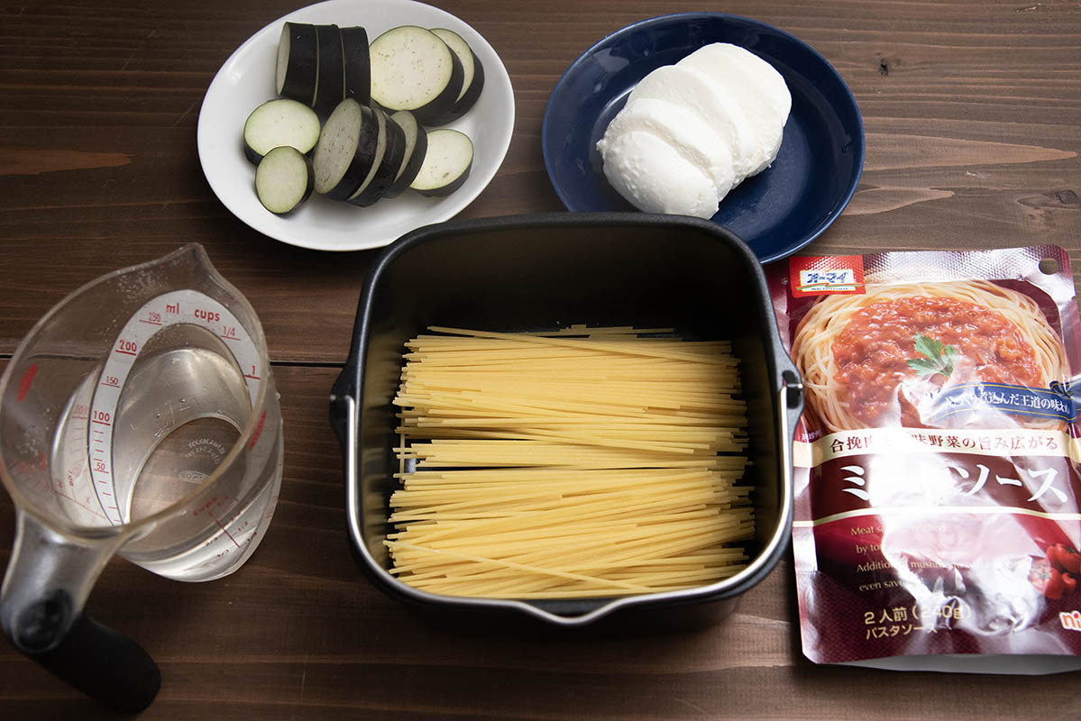 使用する材料。ソースに市販のミートソースを使うので手軽に作れます
