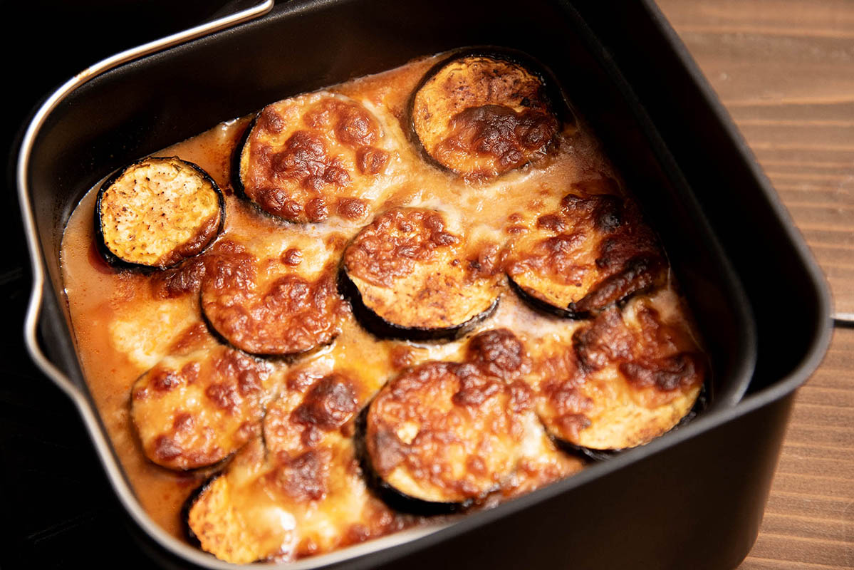 バスケットを開けてみると良い感じの焼け具合に。インナーポットのままテーブルに出しても良いかもしれません