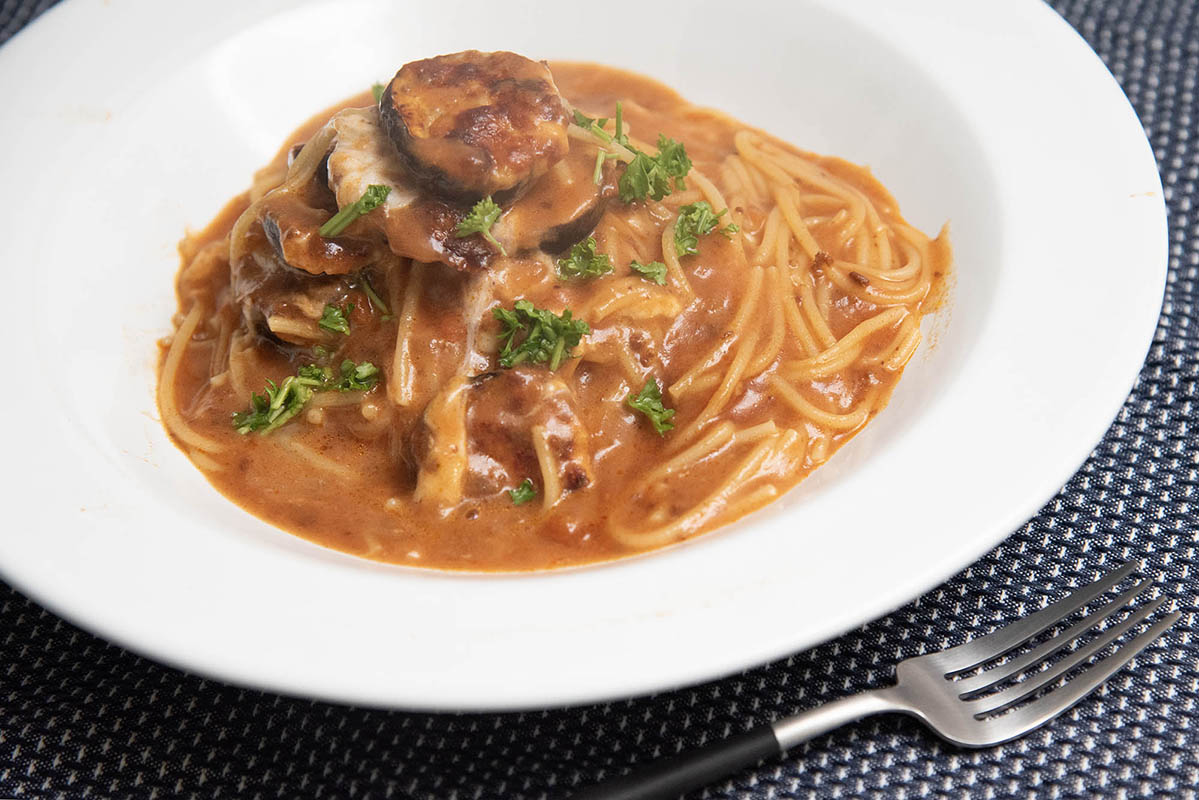 皿に盛り直して刻んだパセリをトッピング。パスタにソースの旨みが染み込み、モッツァレラチーズの濃厚さも加わっていて美味です