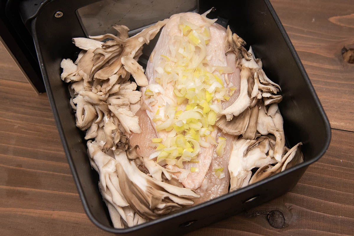 下味をつけた鶏胸肉とまいたけをバスケットに入れて、ハイスチームで100℃、30分に設定します