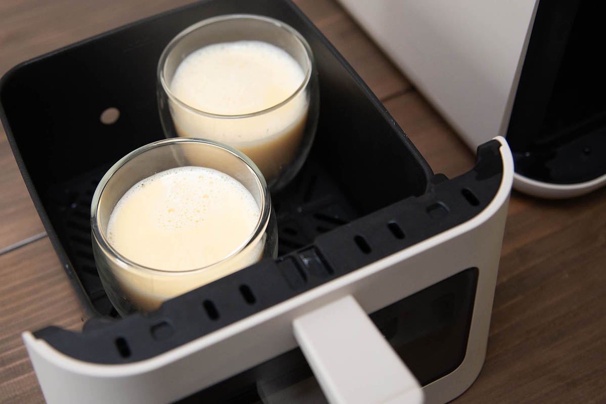 材料はシンプルで、牛乳と生クリームを加熱して、卵と砂糖を混ぜて加えるだけ。耐熱容器に入れてハイスチームで80℃、30分加熱します