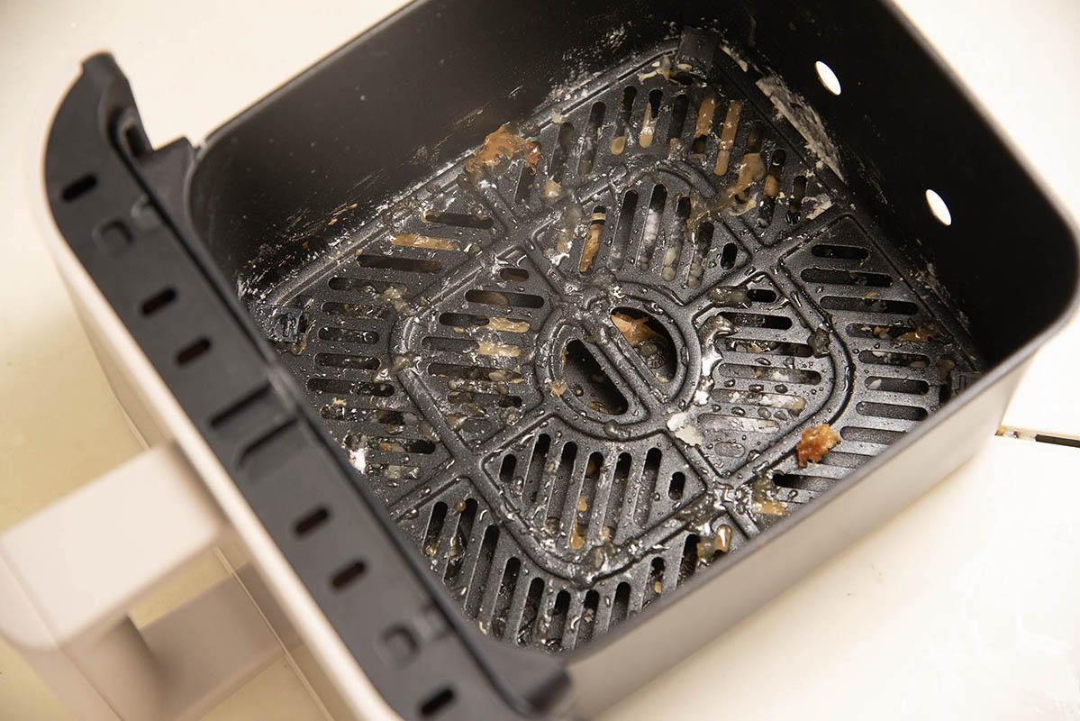 エアーオーブンで唐揚げを作った後のバスケット内の様子。かなり汚れています