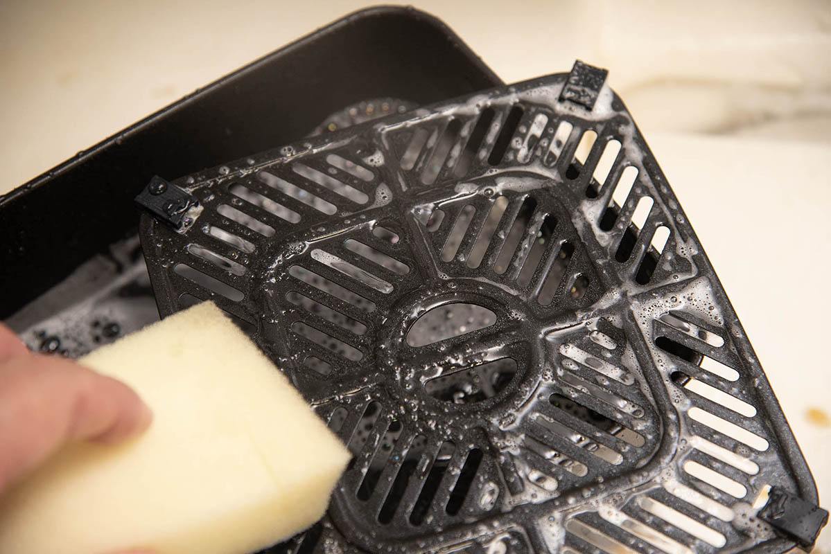 内アミもバスケットも、油汚れは洗えばさっと落ちるなど、手入れは簡単です