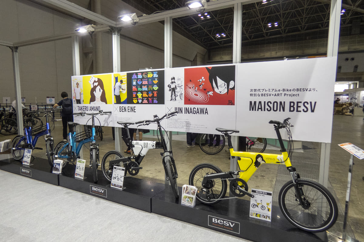 デザイン性の高さを活かしたアーティストとのコラボレーション「MAISON BESV」のモデルも展示されていました