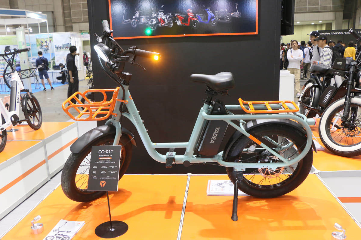 特定小型原付の「CC-01T」ですが、見た目は明らかにe-bikeがベース。こちらも固定式のステップとなっています