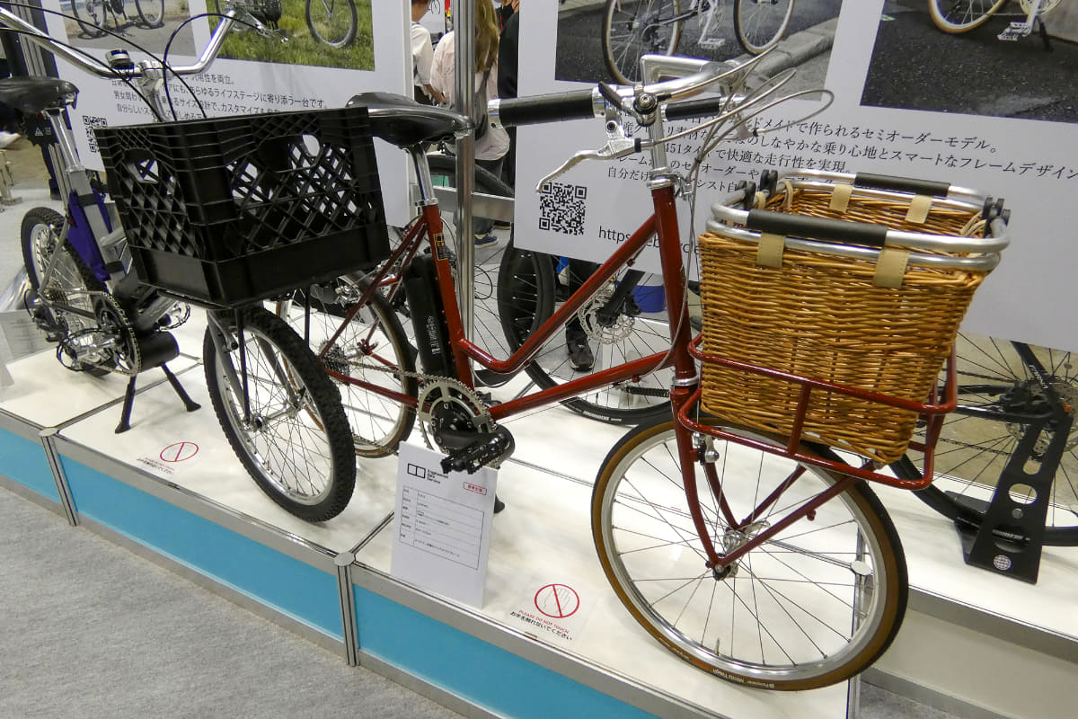 京都のハンドメイドフレームブランドであるE.B.S(イービーエス)の「LEAF451」がベースで、前カゴを装備しているので生活を彩ってくれそう