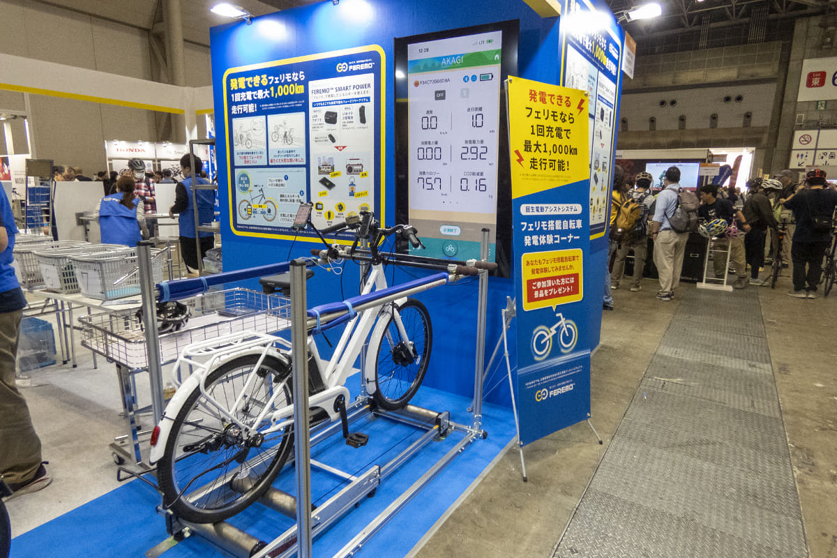 「FEREMO」の発電機能を体験できるコーナーも用意されていたので清水氏が挑戦