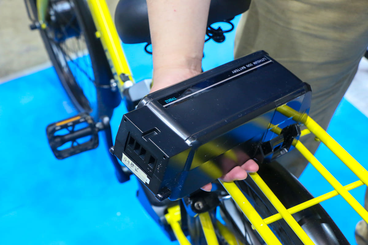 バッテリーには外部に給電できるUSBポートが装備されているので、いざというときにポータブル電源のように使えます