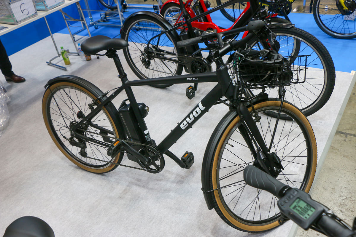 「FEREMO」を搭載するevol(エヴォル)の「GNU(ヌー)」というモデル。309Whのバッテリーで最大1,000kmの走行が可能で、価格は239,800円