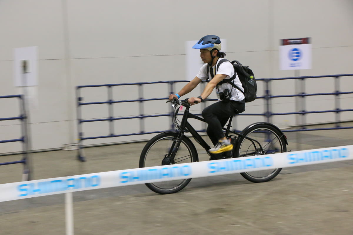 上記のモデルに清水氏が試乗。回生機能を使って発電しながら走行