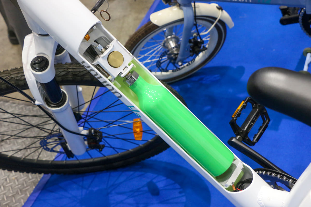 それぞれ1本の水素ボンベを搭載でき、この1本に約200L分の水素を貯蔵できるのだとか。高圧充填するのではなく、金属に吸着するかたちで貯蔵するしくみ