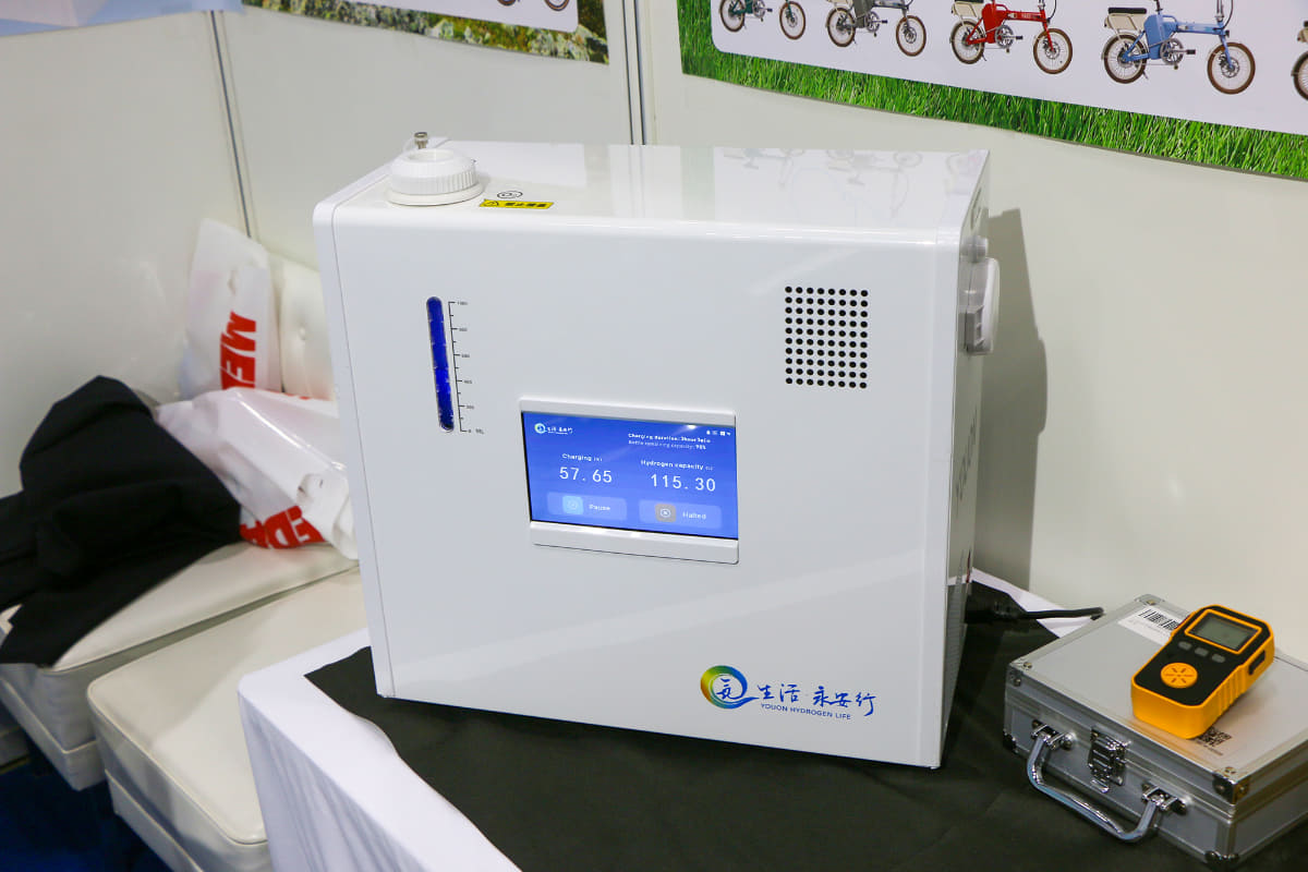 こちらが家庭用の小型水素生成・充填一体機。家庭用電源につなぎ、精製水を注ぐと約5時間でボンベを満タンにできる