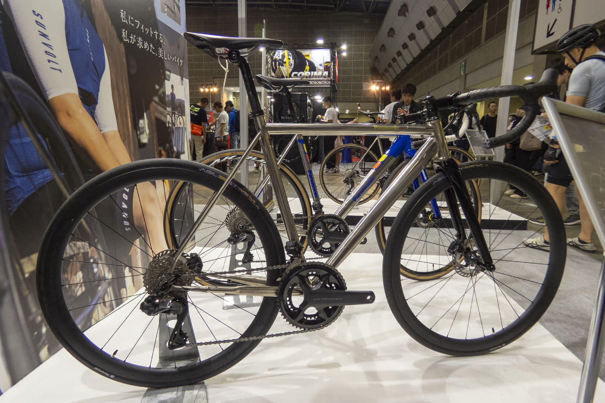 こちらが試乗したスタンダードモデルの「FRTD11」。価格は550,000円～で、フレーム単体での販売ですが、試乗車は完成車のかたちに組み上げられています