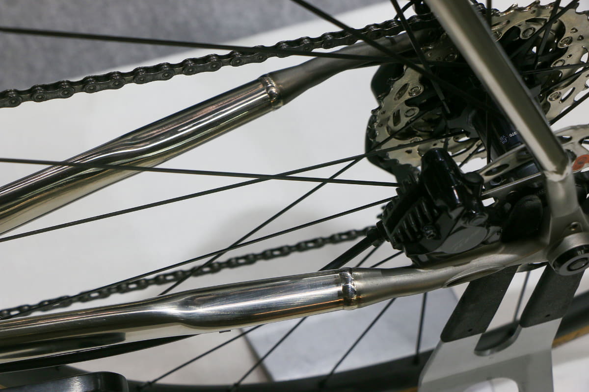 チェーンステー部は位置によって縦横に潰したような加工がされ、しなやかな乗り味に貢献