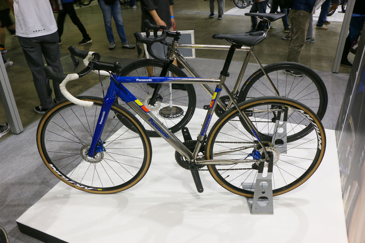 手前はトップグレードの「FRTD05」で、剛性が高く反発を活かしたような乗り味。フレーム価格は624,000円～