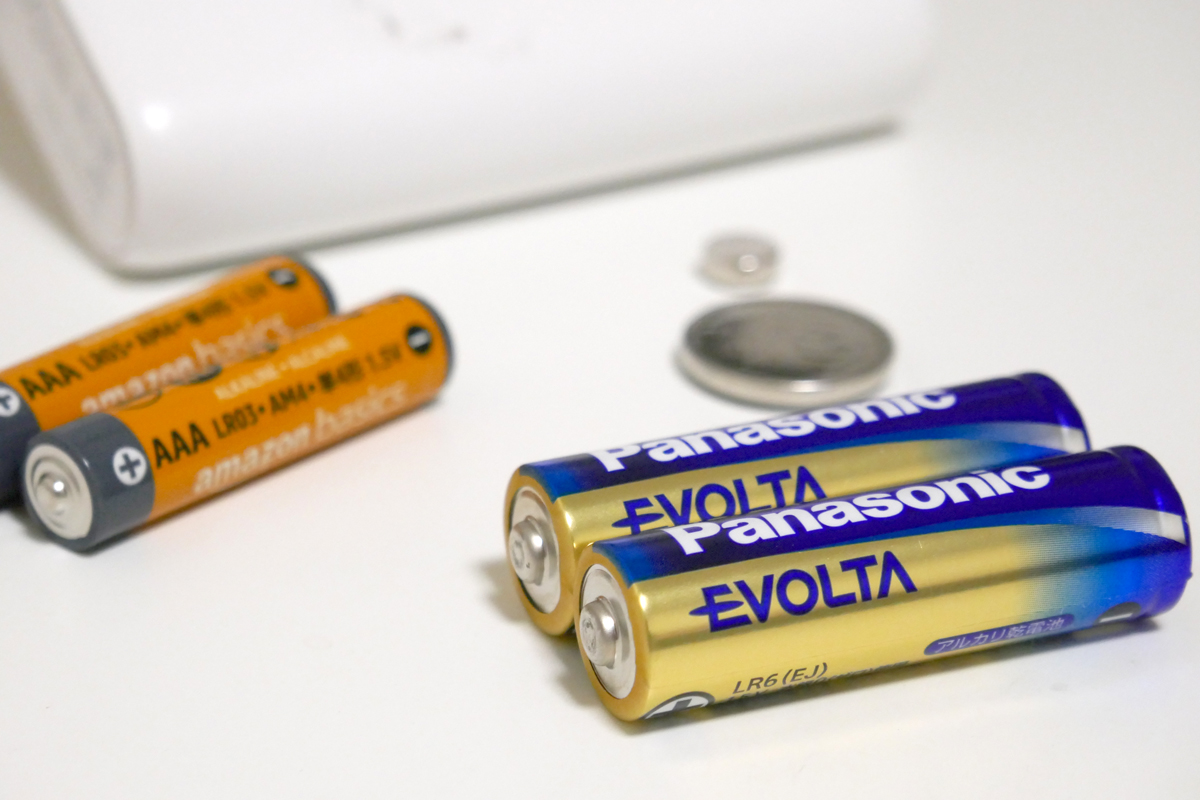 火災などを引き起こす危険があるため、電池やモバイルバッテリーを捨てる際には注意が必要です