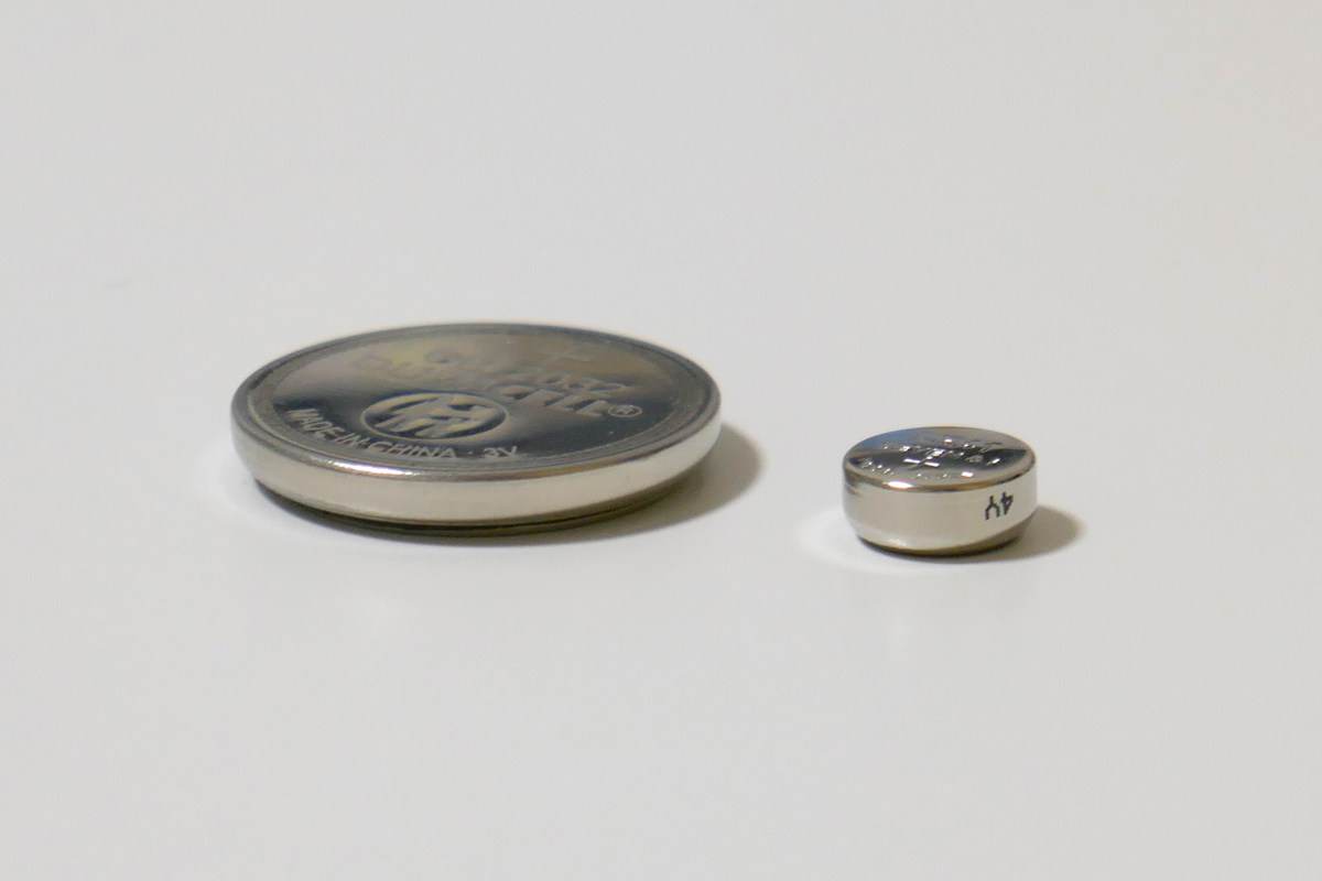 コイン形は平べったい硬貨のような形。ボタン形は小さくて厚みがあります