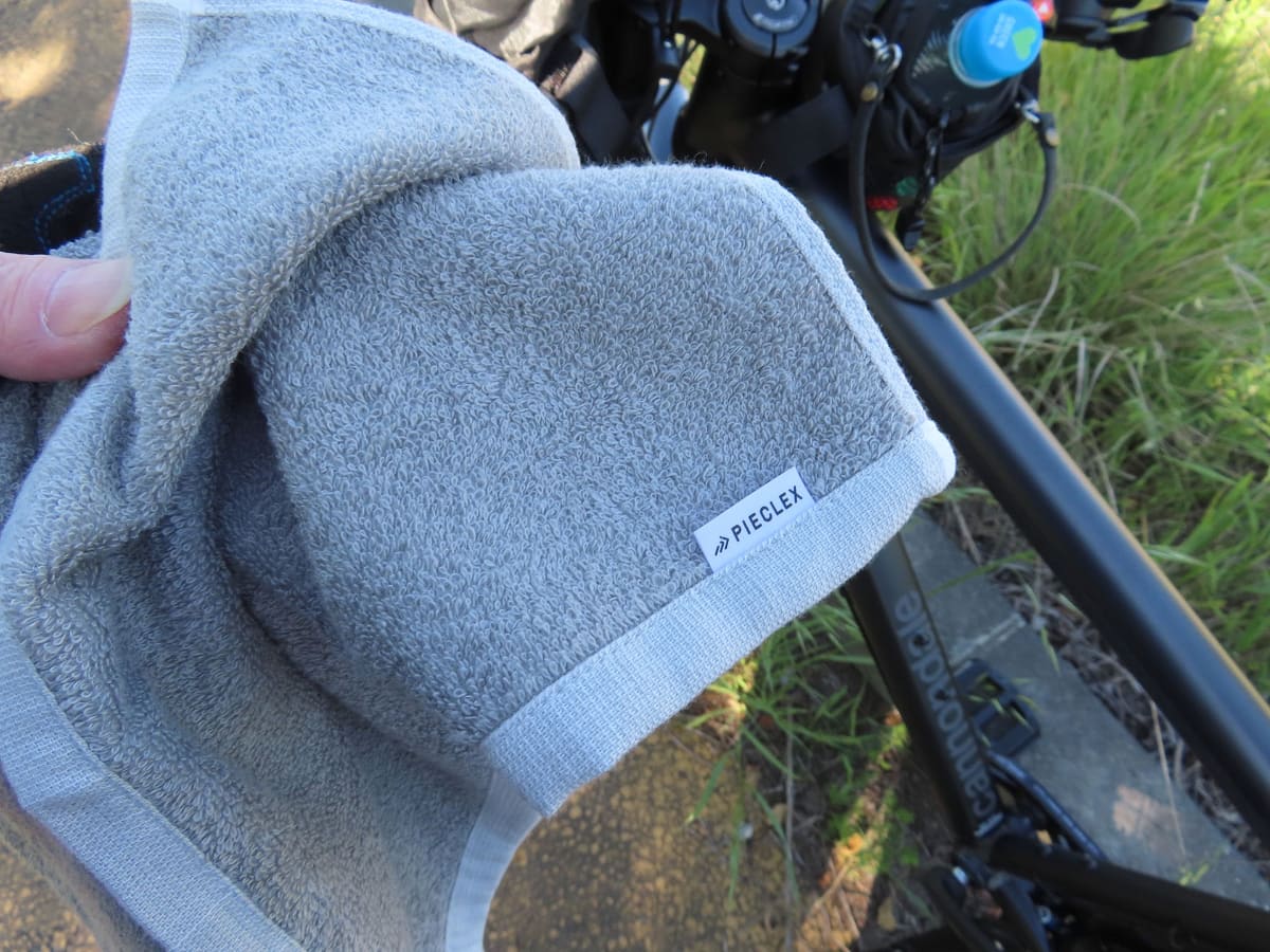 サイクリング時にはピエクレックスのフェイスタオルを携行。1回のサイクリング使用では洗わず、何度か使います