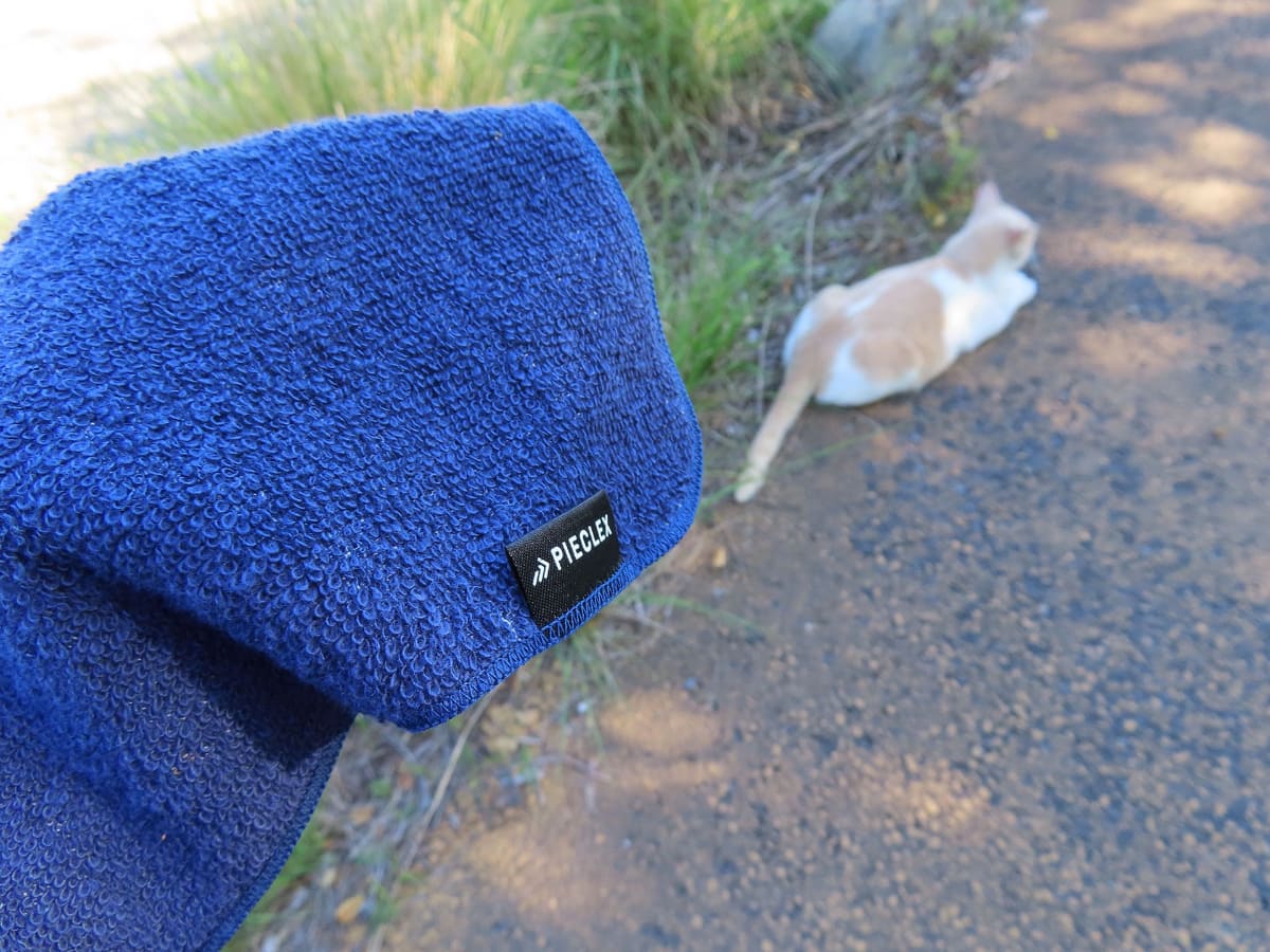 サイクリング中に猫と遭遇。ピエクレックスのハンドタオルで汗を拭いつつ水分補給。こちらも1回のサイクリングでは洗わずに何度か使用