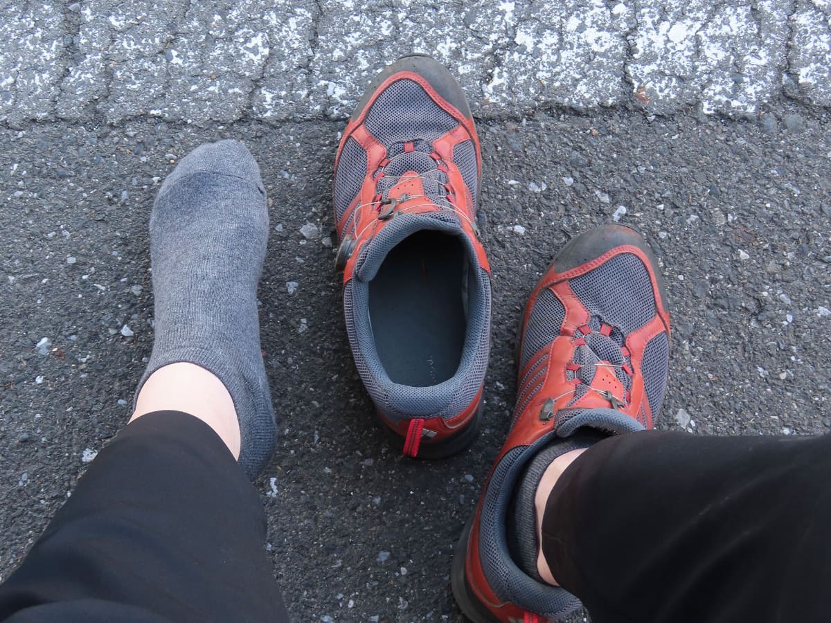 サイクリング後、ピエクレックスの靴下がシットリと汗を含んでいます。でも全然ニオワナーイ! さすがに靴下は……ということで、これは毎回洗います