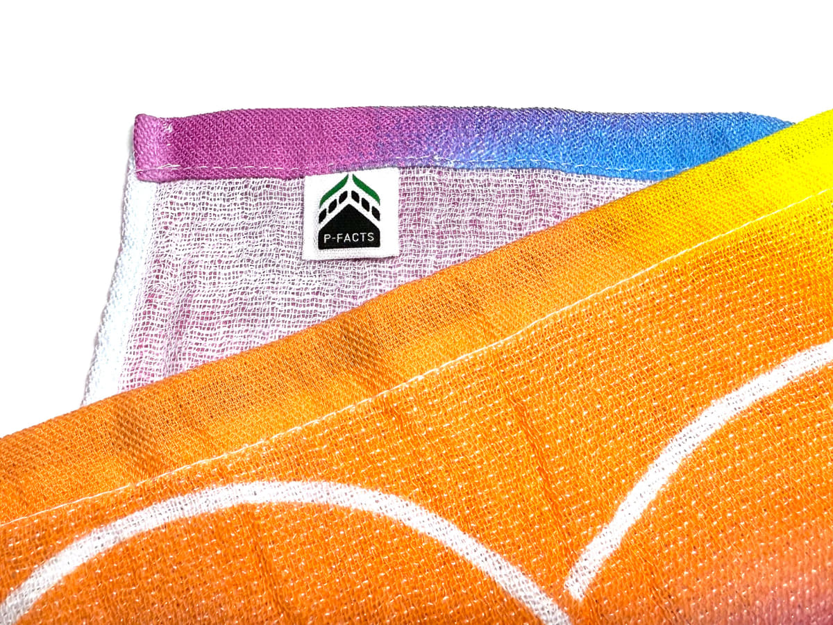 「P-FACTS マーク」のタグがついていますが、この内部にRFIDタグが埋め込まれています。これをスマートフォンで読み込むと……