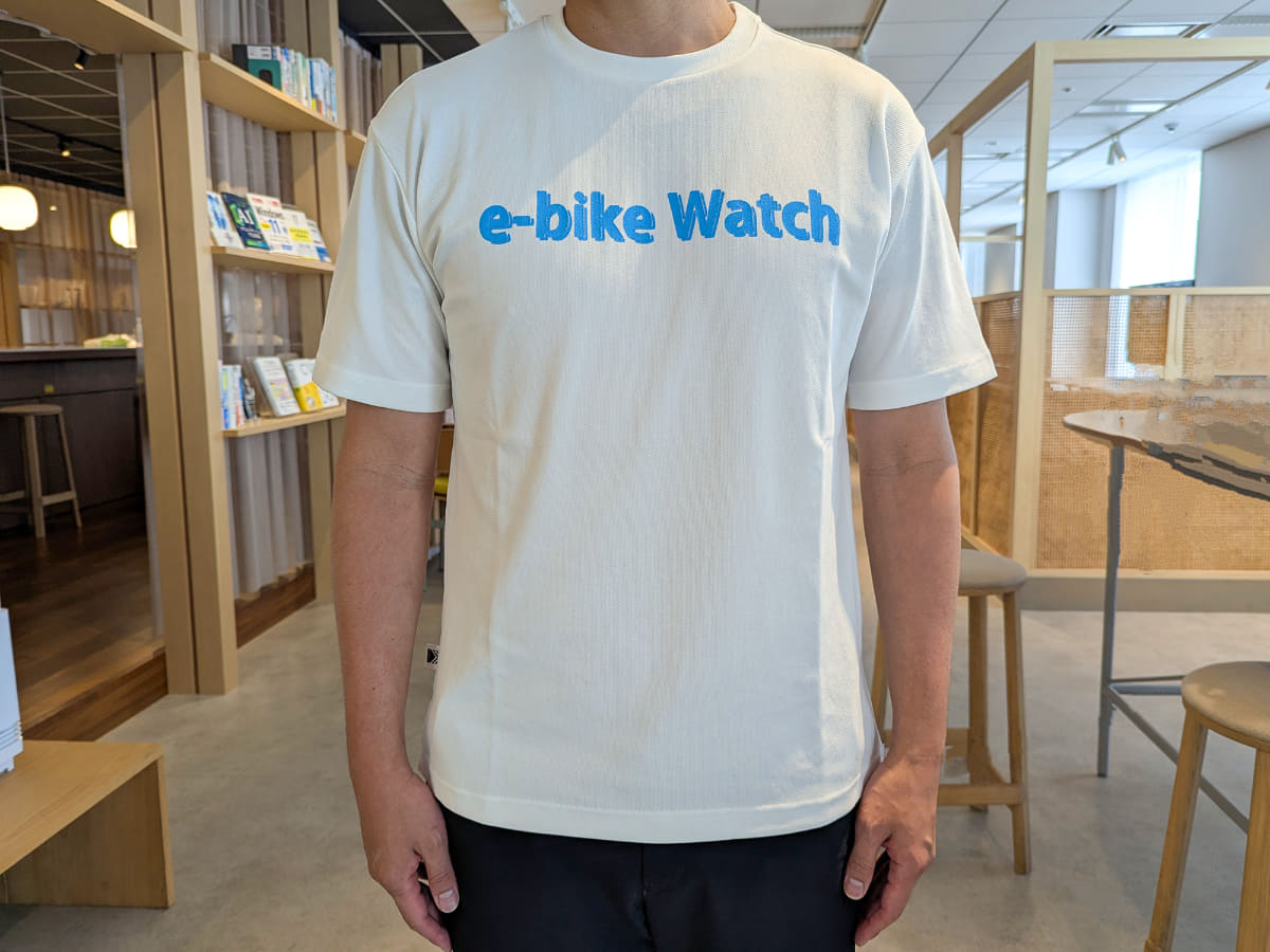 e-bike Watchのロゴはそのままで、今度は白地に水色プリントのTシャツです