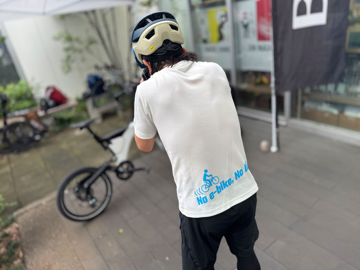 e-bikeイベント現場でさっそく着用した清水氏によると、着心地の良さがかなりお気に入りだとか。いずれにせよ、暑い季節でも寒い季節でも汗臭くなりにくい!