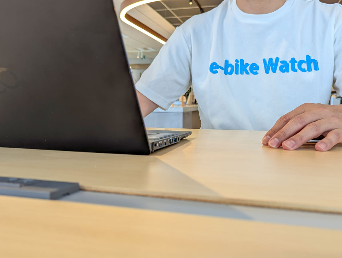 一方で、営業スタッフは社内で着用。e-bike Watch Tシャツはデスクワークにも有効!? だとか。さすがに営業先などには来ていけないため、ピエクレックスのビジネスシャツに興味津々だとか