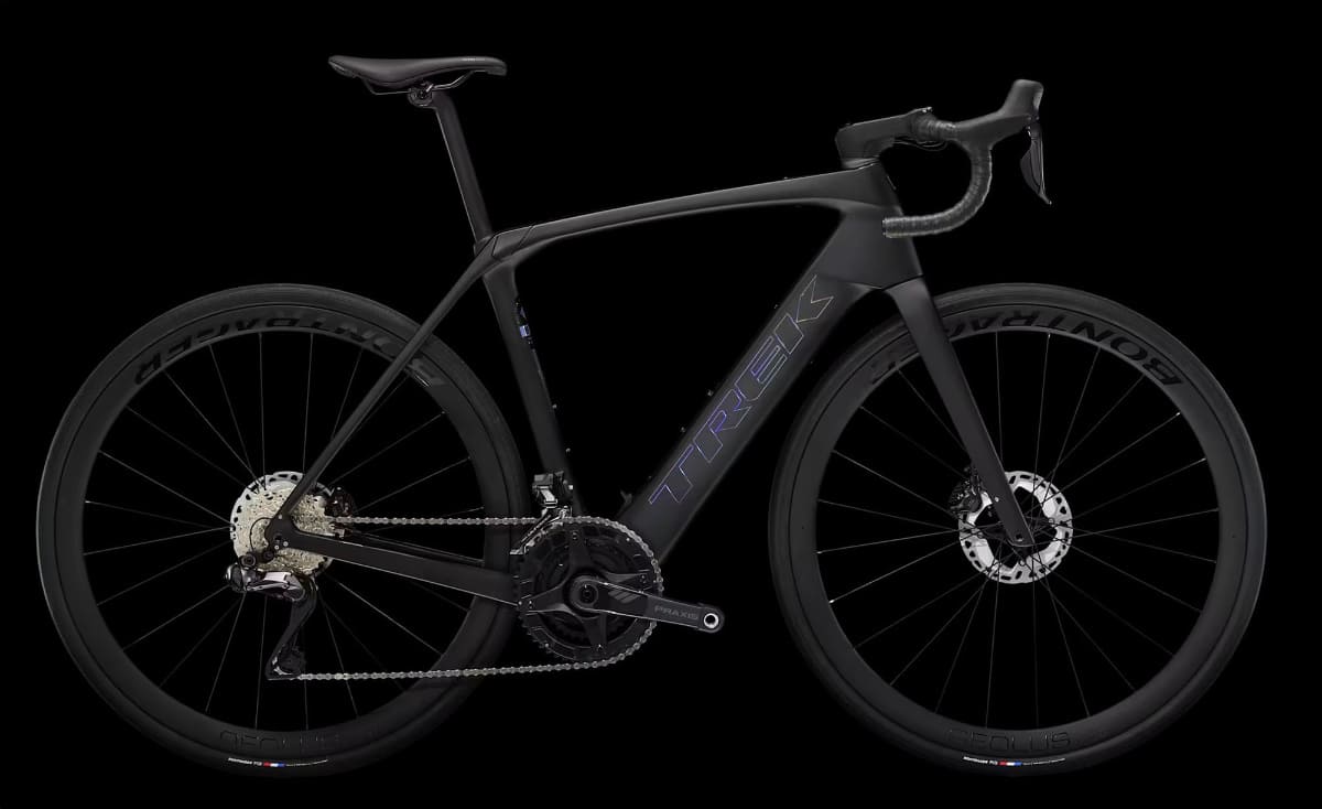 トレック「Domane+ SLR 7」は、ドライブユニットとして<a href="https://www.tq-group.com/en/products/tq-e-mobility/" class="n" target="_blank">ドイツTQ社</a>のTQハーモニック・ピンリングモーターを採用した軽量ロードバイクe-bikeです。カラーは写真のMatte Deep Smokeのみで、価格は1,500,000円です