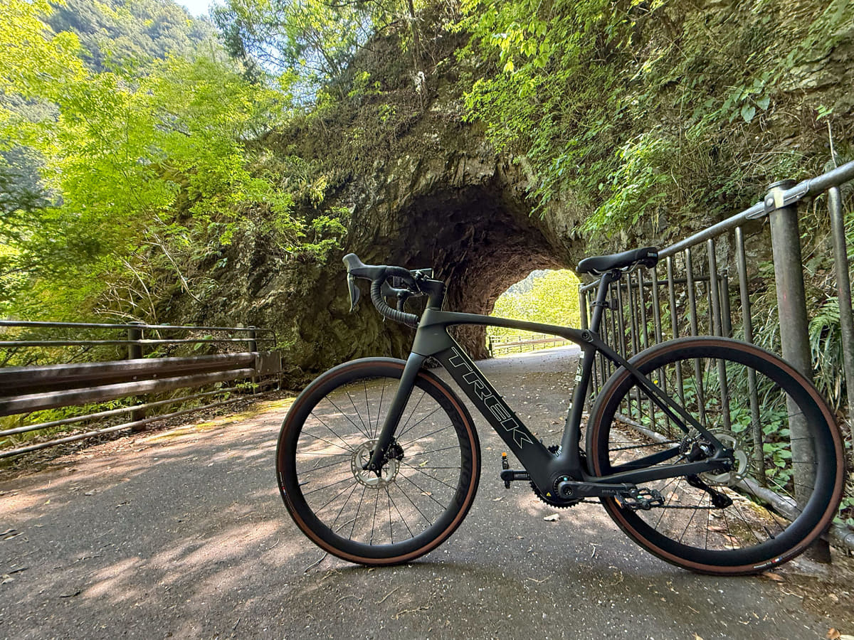 Domane+ SLR 7の車重は56サイズで12.61kg。ちなみにDomane+ SLR 9は56サイズで11.75kg、Domane+ AL 5は56サイズで約14.06kgです