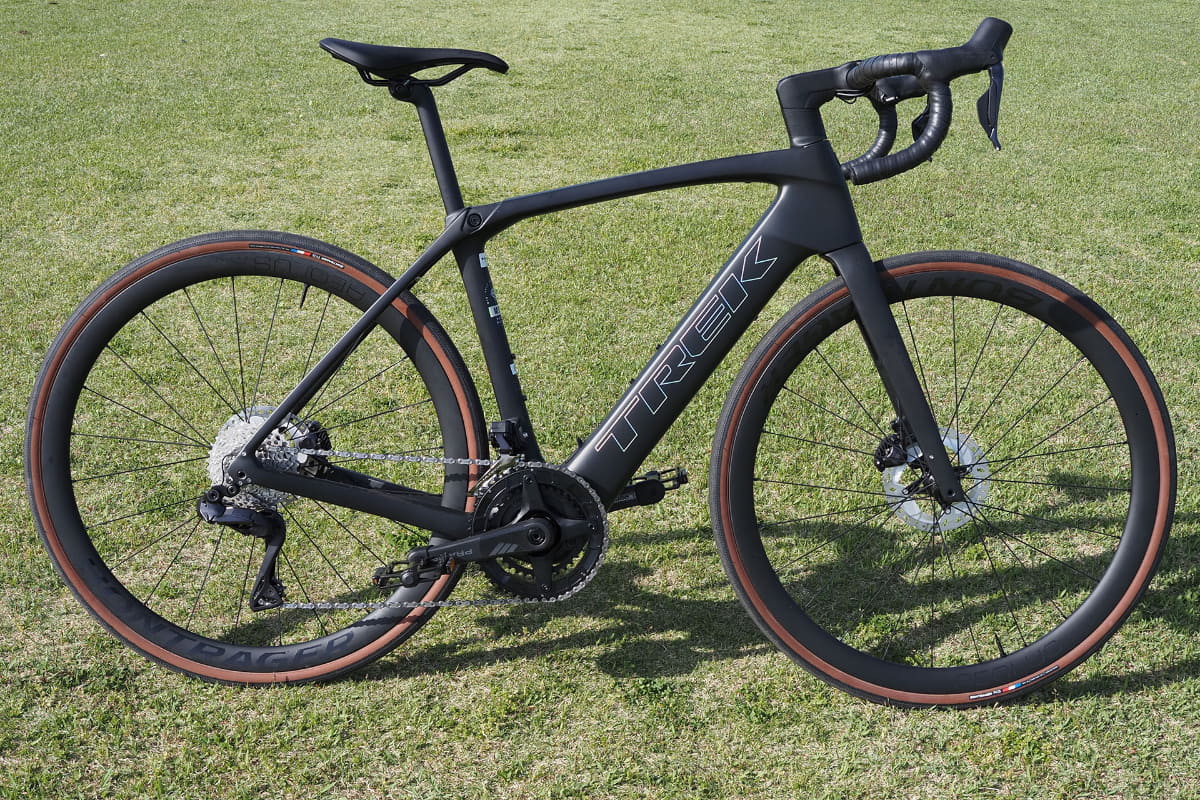 Domane+ SLR 7は車体カラーが収縮色である黒ということもあり、細身の(エアロ系?)ロードバイクのように見えます。フレームはDomaneシリーズの最高峰である「SLR」で、素材は超軽量の800シリーズOCLVカーボンです。サイズは50/52/54/56/58が用意されており、車重は56サイズで12.61kg。カーボンフレームの人力ロードバイクよりは重いですが、片手でスッと持ちあがるレベルの軽さです。重量制限(バイク本体/ライダー/装備含む）は125kgなので、体重約112kgのライダーでも乗れます